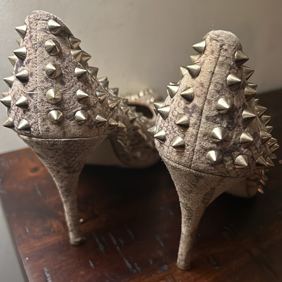 BCBG spiked suede snake skin like high heels size 7.5, 37.5 - Picture 5 of 13